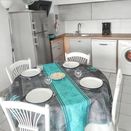 Apartment Avec Vue A 35 M² Piscine Partagee Frejus